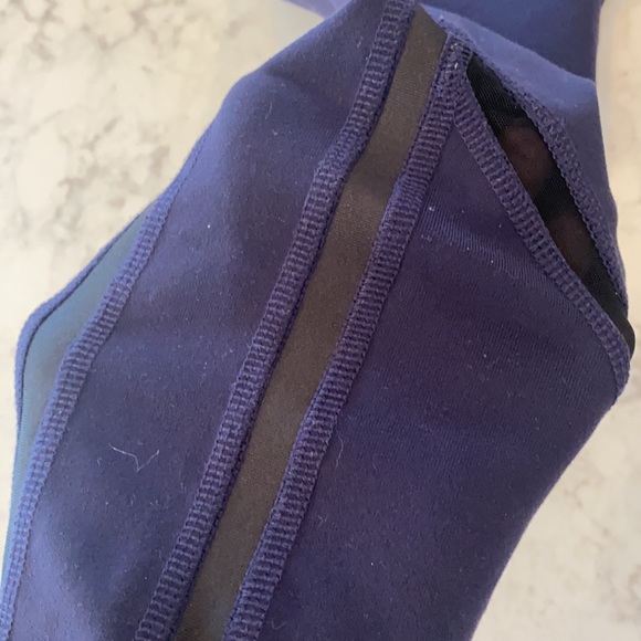 Alo yoga cropped leggings with mesh detail inserts - Picture 5 of 6